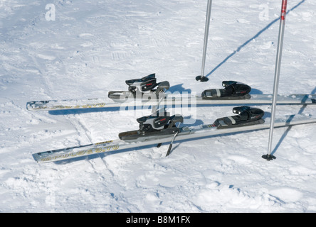 Skis et bâtons coincé dans la neige Banque D'Images