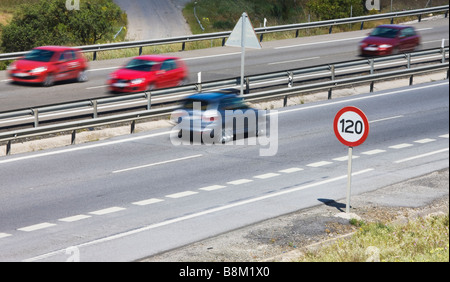 Voitures qui passent 120 kilomètre par heure limite de vitesse sur autoroute en Espagne inscription Banque D'Images