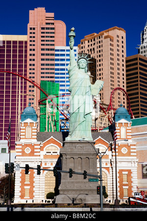 Le New York, New York Hotel & Casino avec la statue de la liberté sur le Strip de Las Vegas, Nevada, USA Banque D'Images