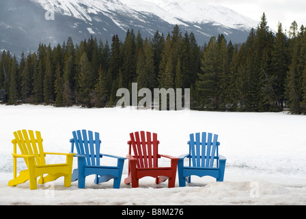 Chaises colorées du Fairmont Jasper Park Lodge, Jasper National Park, Alberta, Canada. Banque D'Images