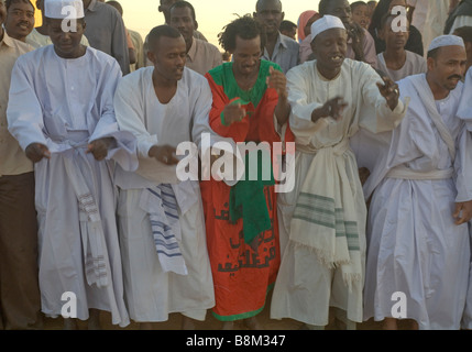 Danseurs Derviche soufi remuant et priant à côté de la tombe de Hamed Al-Nil, le créateur de ce groupe à Khartoum, Soudan, Afrique Banque D'Images