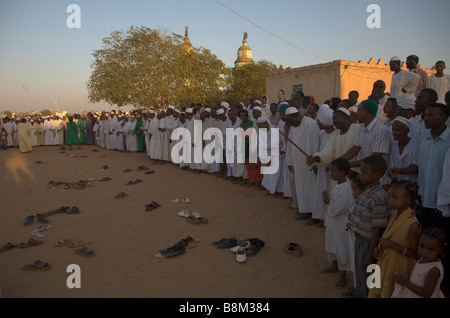 Danseurs Derviche soufi remuant et priant à côté de la tombe de Hamed Al-Nil, le créateur de ce groupe à Khartoum, Soudan, Afrique Banque D'Images