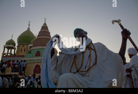 Danseurs Derviche soufi remuant et priant à côté de la tombe de Hamed Al-Nil, le créateur de ce groupe à Khartoum, Soudan, Afrique Banque D'Images