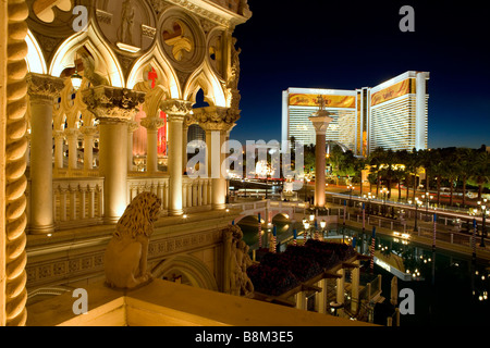 L'hôtel Mirage Vue depuis l'hôtel vénitien sur le Strip de Las Vegas, Nevada, USA Banque D'Images