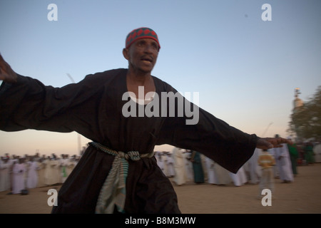 Danseurs Derviche soufi remuant et priant à côté de la tombe de Hamed Al-Nil, le créateur de ce groupe à Khartoum, Soudan, Afrique Banque D'Images