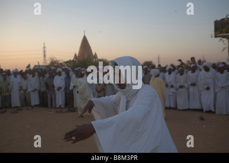 Danseurs Derviche soufi remuant et priant à côté de la tombe de Hamed Al-Nil, le créateur de ce groupe à Khartoum, Soudan, Afrique Banque D'Images