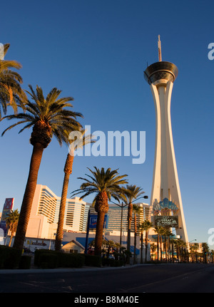 Stratosphere Hotel and Casino sur le Strip de Las Vegas à l'aube, Nevada, USA Banque D'Images