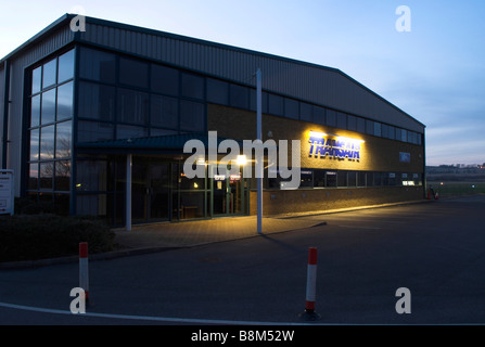 Le crépuscule tombe sur une unité d'affaires / industrielle à Shoreham (Brighton City) Aéroport, West Sussex. Banque D'Images