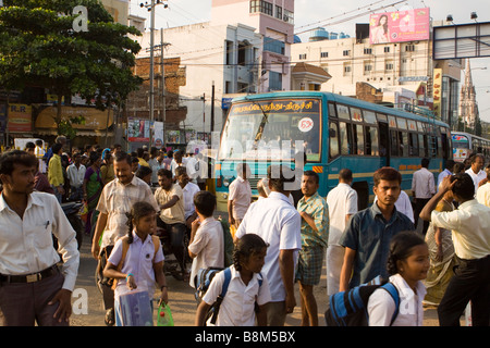 L'Inde Tamil Nadu Tiruchirappalli Chinnar Bazar de nombreuses personnes dans le blocage de la rue de bus public Banque D'Images