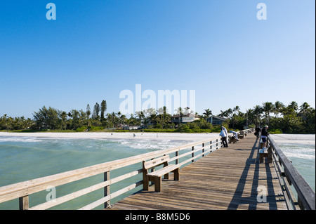 Pêcheurs sur la jetée de la plage, la Côte du Golfe de Naples, Florida, USA Banque D'Images