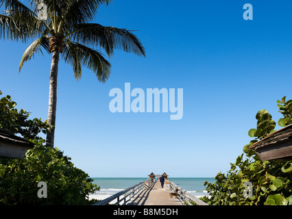 Jetée de la plage, la Côte du Golfe de Naples, Florida, USA Banque D'Images