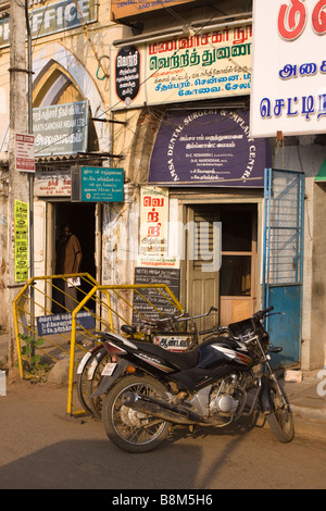 L'Inde Tamil Nadu Tiruchirappalli Chinnar Bazar de confusion à l'extérieur des signes locaux de vente Banque D'Images