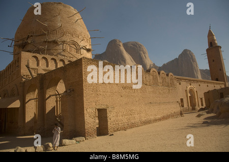 Célèbre mosquée dans Khatmya près de Kassala à frontière Erythrean au Soudan. Taka Tours Montagnes à l'arrière Banque D'Images