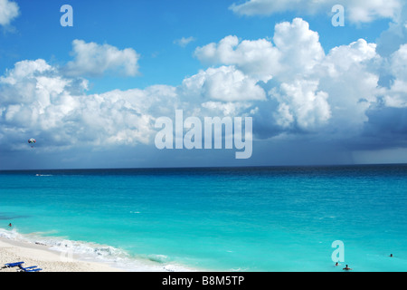 Les nuages orageux et douches à aborder les gens et de la plage de Cancun au Mexique Banque D'Images