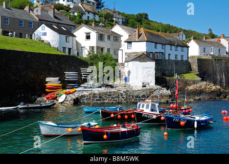 Bateaux de pêche dans le port de coverack, Cornwall, uk Banque D'Images