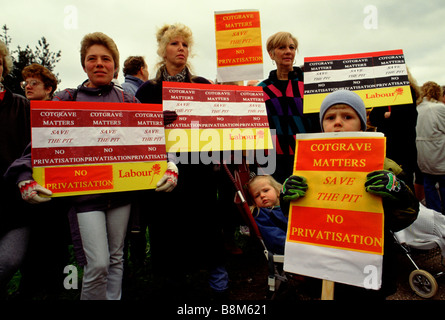 Cotgrave Dorset UK Les familles de mineurs et de résidents locaux protestent contre la fermeture prévue de la mine de Cotgrave Octobre 1992 Banque D'Images