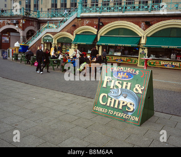 Fish and Chips sur le front de mer de Brighton. Banque D'Images