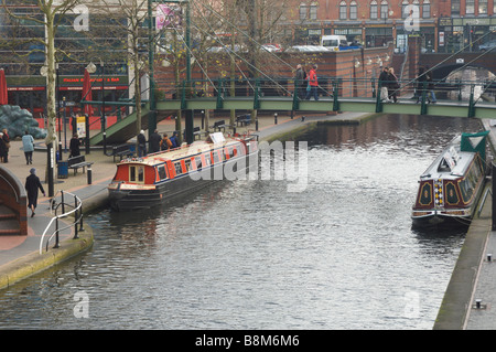 Les barges traditionnelles amarré à son tour la sortie sur le Canal de Birmingham et Fazeley, Birmingham, UK Banque D'Images