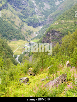 Vue sur la vallée, à partir de près de Flaam- Vatnahalsen, regardant en bas de la vallée en direction de Flaam, Norvège Banque D'Images