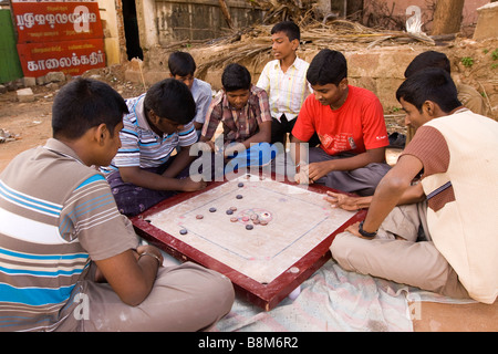 Tamil Nadu Inde Thanjavur groupe de jeunes hommes jouant sur la masse des déchets carambole Banque D'Images