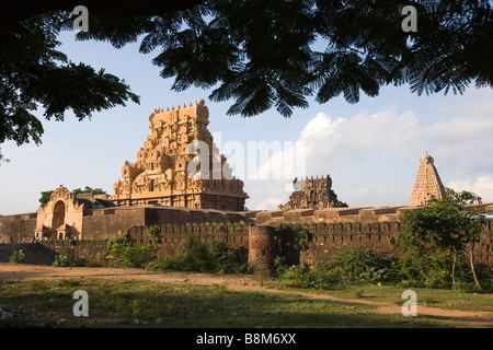 Tamil Nadu Inde Thanjavur Brihasdishwara avec des murs extérieurs du temple Banque D'Images