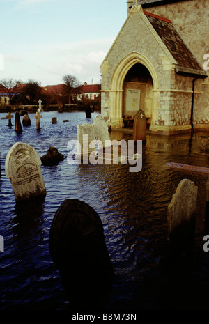 Towyn, galles, Février 1990 : vents d'ouragan cause la digue à Towyn à briser, inondant la ville côtière du nord du Pays de Galles. Ici l'église cimetière est couvert dans l'eau de mer. Banque D'Images