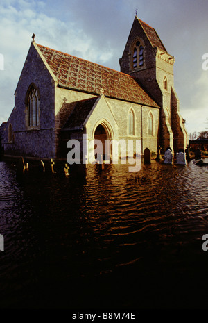 Towyn, galles, Février 1990 : vents d'ouragan cause la digue à Towyn à briser, inondant la ville côtière du nord du Pays de Galles. Ici l'église cimetière est couvert dans l'eau de mer. Banque D'Images