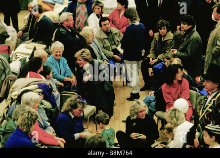 Towyn, galles, Février 1990 : vents d'ouragan cause la digue à Towyn à briser, inondant la ville côtière du nord du Pays de Galles. Diana, princesse de Galles parle aux résidents déplacés de la ville inondée Towyn dans un hôtel de ville. Banque D'Images