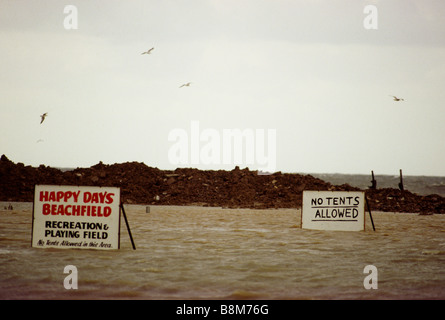 Towyn, galles, Février 1990 : vents d'ouragan cause la digue à Towyn à briser, inondant la ville côtière du nord du Pays de Galles. Un terrain de camping est inondé, laissant les signes visibles. Banque D'Images