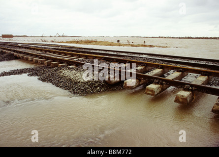 Towyn, galles, Février 1990 : vents d'ouragan cause la digue à Towyn à briser, inondant la ville côtière du nord du Pays de Galles. Une voie de chemin de fer se trouve pouces au-dessus de la mer. Banque D'Images