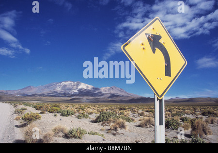 Panneau routier et Isluga, Parc National du volcan Isluga, Chili Banque D'Images
