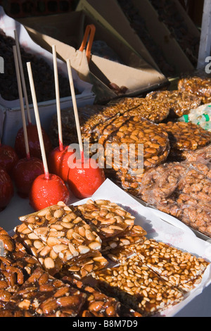 Pommes au caramel et noix caramélisées en vente au marché espagnol Torrox Pueblo région Axarquia Malaga Espagne Banque D'Images