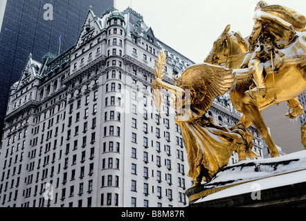 Extérieur de l'hôtel New York Plaza et statue d'or du général George Tecumseh Sherman, ou monument, sur la Grand Army Plaza, 5e Avenue, New York City, Etats-Unis Banque D'Images