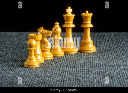 Les hommes d'échecs pion chevalier évêque tour king queen toy pense que l'objectif du plan de la stratégie finale Banque D'Images