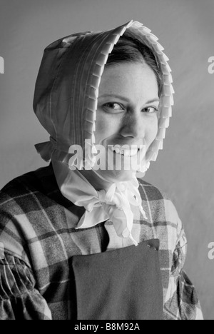 USA, Washington, Tacoma. Femme au milieu du xixe siècle le costume. 1850 re-période enacter à Fort Nisqually Living History Museum. M. Banque D'Images