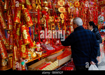 Offres et cadeaux festival rouge en vente au cours de la Lunar/Nouvel An chinois à Hong Kong Banque D'Images