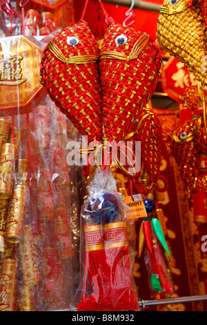 Offres et cadeaux festival rouge en vente au cours de la Lunar/Nouvel An chinois à Hong Kong Banque D'Images