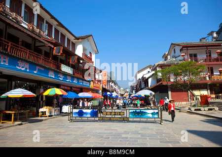 Chine Guangxi Guilin Yangshuo personnes marchant sur Yangshuo West Street Banque D'Images