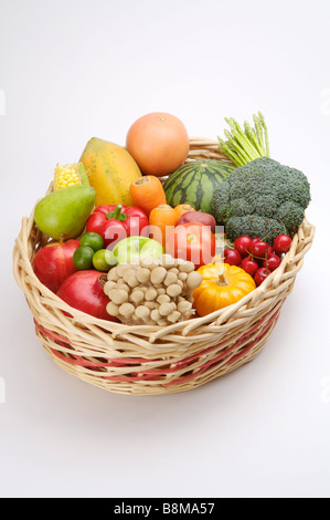 Close up d'un panier de différentes sortes de fruits et légumes Banque D'Images