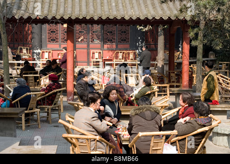 La population locale à la cour du temple Wenshu de thé le plus grand temple bouddhiste de Chengdu Sichuan Chine Banque D'Images
