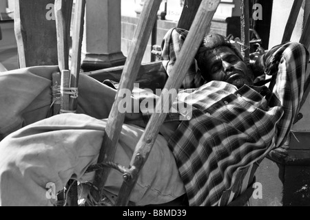 Rickshaw wallah bénéficiant d''une sieste, Varanasi, Inde Banque D'Images