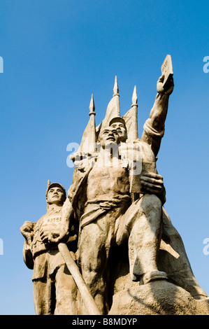 La statue de ce parti communiste des travailleurs est sur le premier pont sur la rivière Yangtze, à Nanjing, Jiangsu, Chine. Banque D'Images