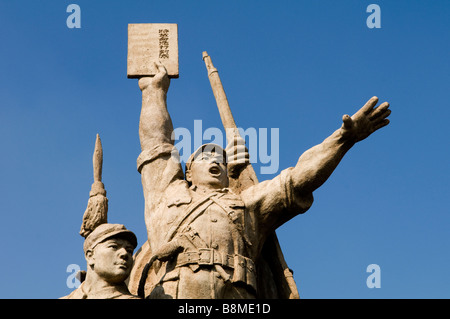 La statue de ce parti communiste des travailleurs est sur le premier pont sur la rivière Yangtze, à Nanjing, Jiangsu, Chine. Banque D'Images