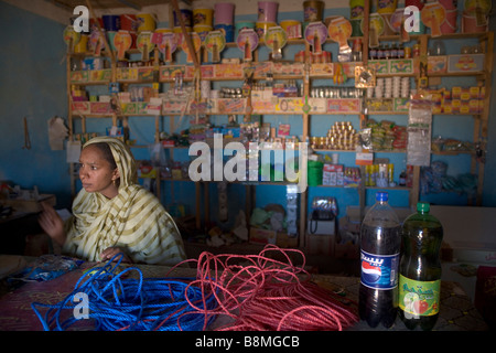 Fille arabe dans la boutique de vente est couvrant ses cheveux dans Banganarti près du Nil dans la région de Old Dongola, Nubie, Soudan Banque D'Images