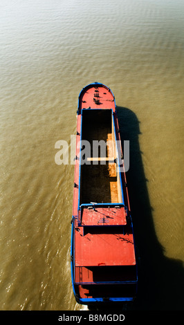 Un gros bateau sur le Fleuve Yangtze en Chine. Banque D'Images