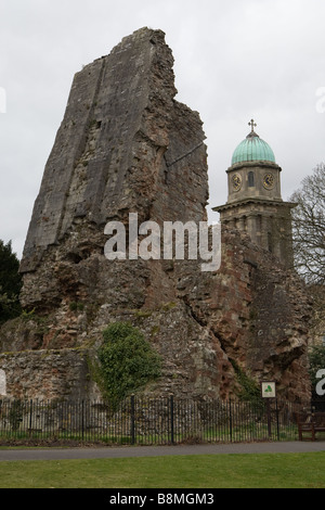 Une vue de la demeure de Bridgnorth Château et l'église St Mary à Bridgnorth Shropshire en Angleterre Banque D'Images