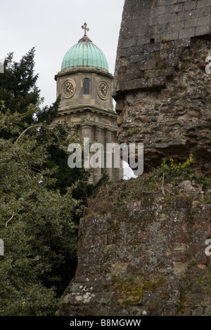 L'église St Mary Bridgnorth Bridgnorth avec les restes de château au premier plan Banque D'Images