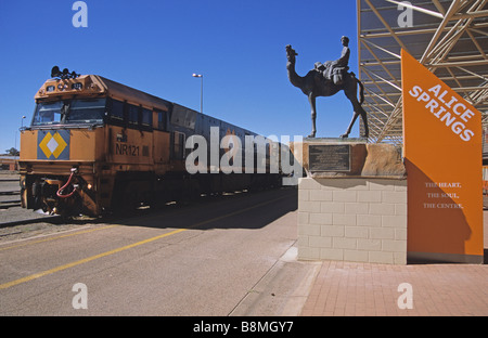 Le Ghan tire dans la gare d'Alice Springs en Australie dans le Territoire du Nord Banque D'Images