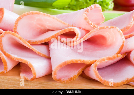 Vue détaillée de tranches de jambon fumé rose Banque D'Images