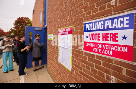 ARLINGTON VIRGINIA USA personnes faire la queue le matin pour voter le jour de l'élection présidentielle le 4 novembre 2008 Banque D'Images